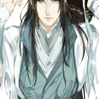 印度男子头插砍刀淡定玩手机